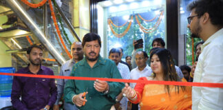 Union Minister Ramdas Athawale and Ashwani Kumar Choubey inaugurated Kanaka Jewellers in Karol Bagh Union Minister Ramdas Athawale and Ashwani Kumar Choubey inaugurated Kanaka Jewellers in Karol Bagh
