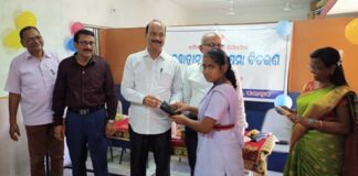 OSL gives away free reading glasses to school students with low-vision