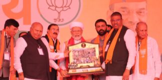 Upcoming Dhaman Gujarati movie’s producer Bhupat Bodar presents memento to PM Modi behalf of his Dhaman team Upcoming Dhaman Gujarati movie's producer Bhupat Bodar presents memento to PM Modi behalf of his Dhaman team